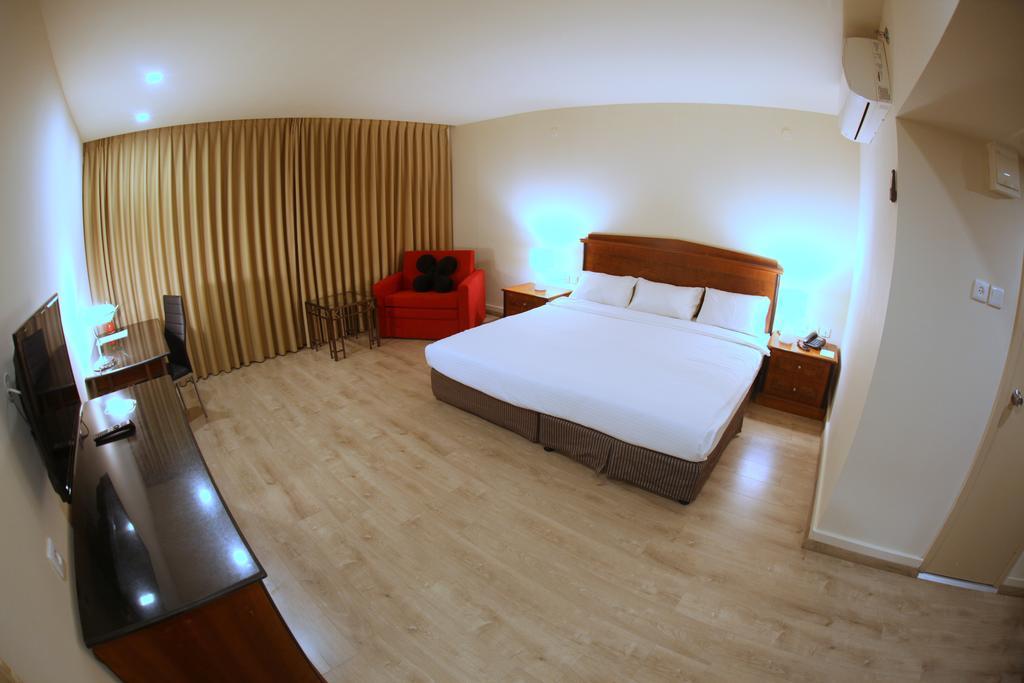 Avia Hotel & Resort Yehud-Monosson Bagian luar foto