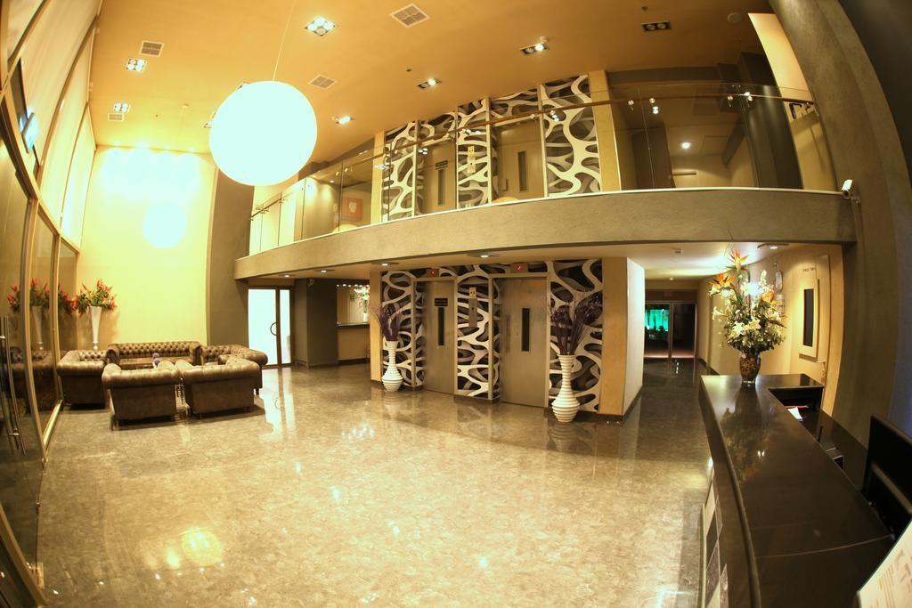 Avia Hotel & Resort Yehud-Monosson Bagian luar foto