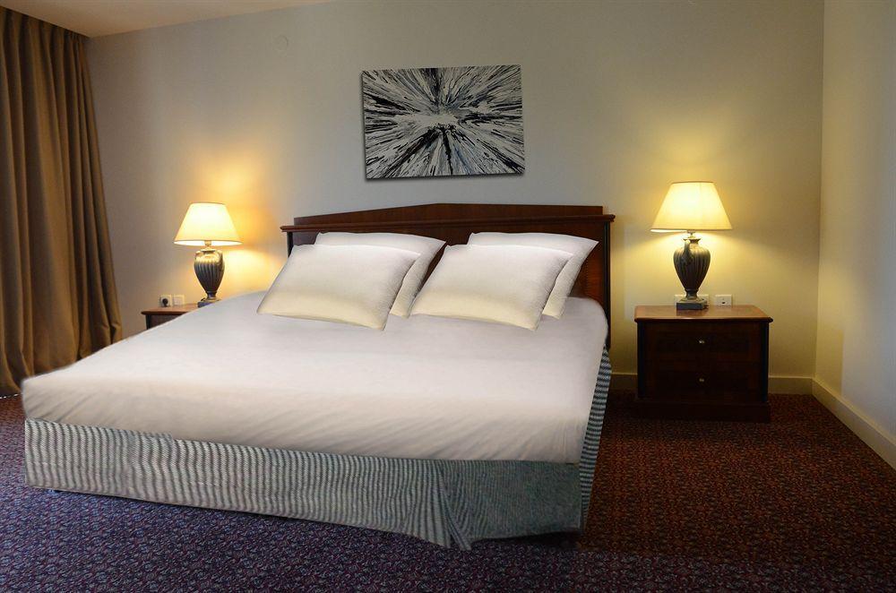 Avia Hotel & Resort Yehud-Monosson Bagian luar foto
