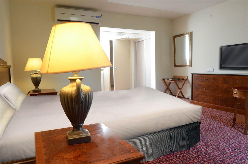 Avia Hotel & Resort Yehud-Monosson Bagian luar foto