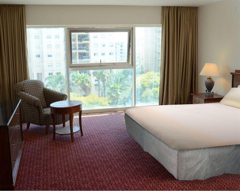Avia Hotel & Resort Yehud-Monosson Bagian luar foto