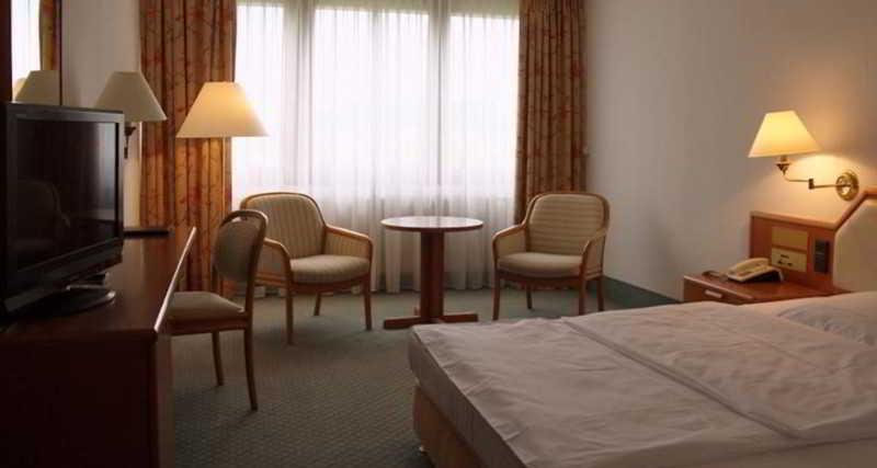 Avia Hotel & Resort Yehud-Monosson Bagian luar foto
