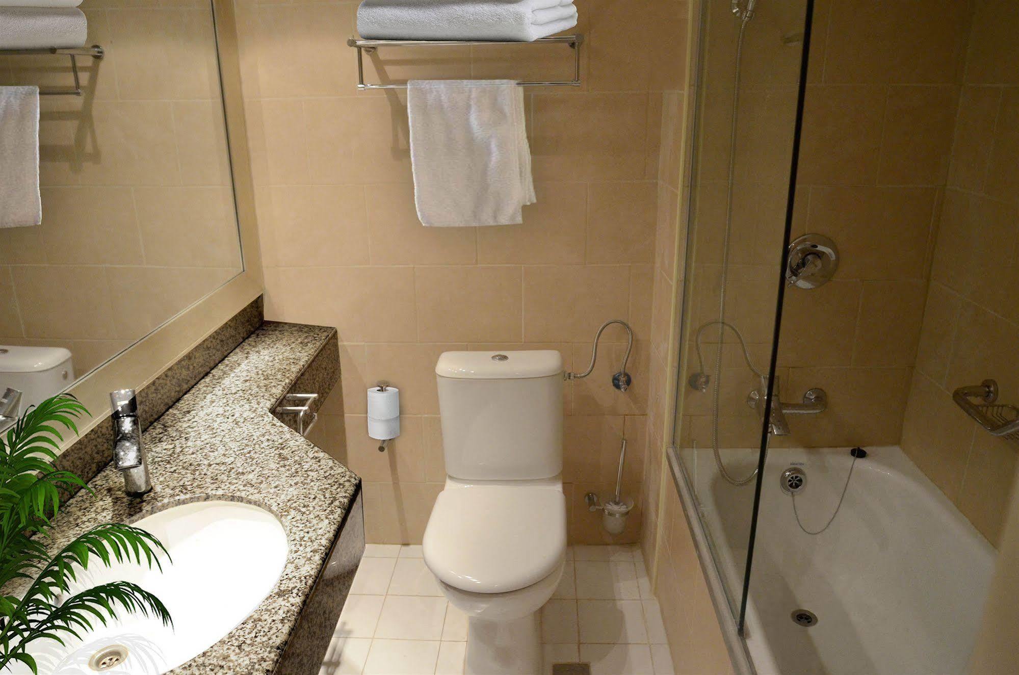 Avia Hotel & Resort Yehud-Monosson Bagian luar foto