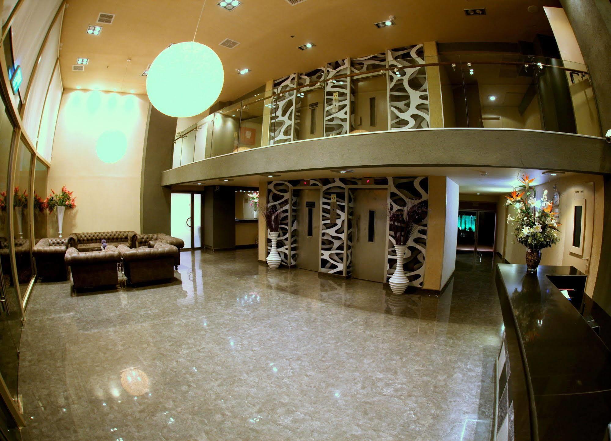 Avia Hotel & Resort Yehud-Monosson Bagian luar foto