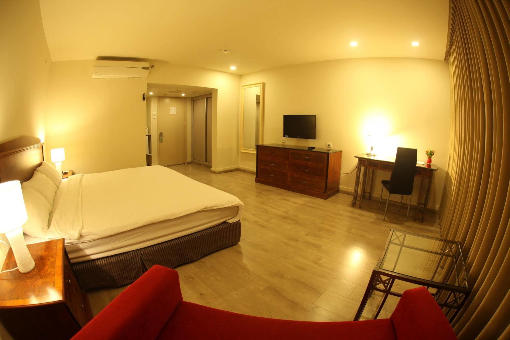 Avia Hotel & Resort Yehud-Monosson Bagian luar foto