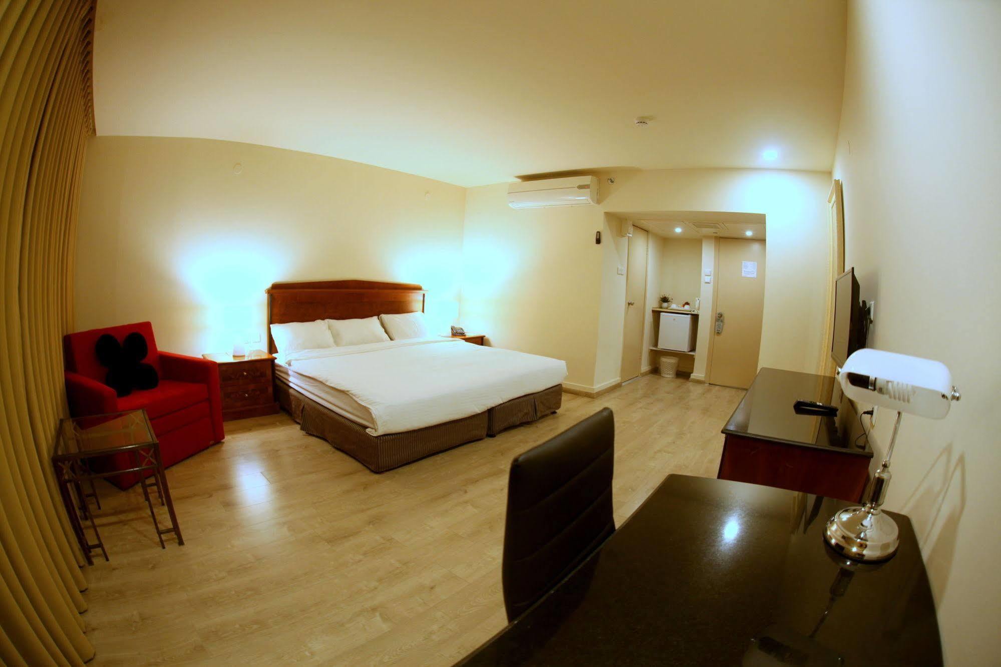 Avia Hotel & Resort Yehud-Monosson Bagian luar foto
