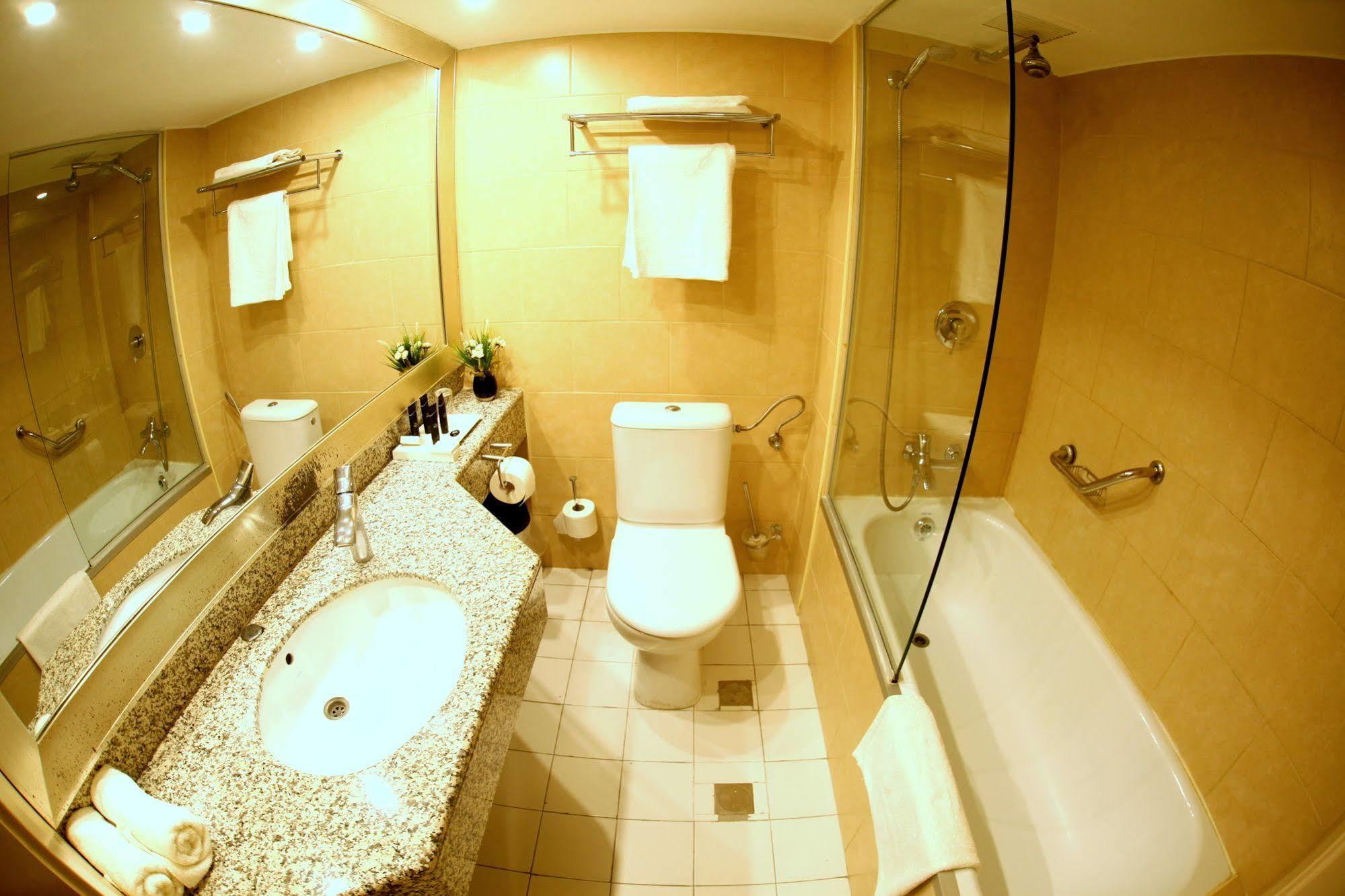 Avia Hotel & Resort Yehud-Monosson Bagian luar foto